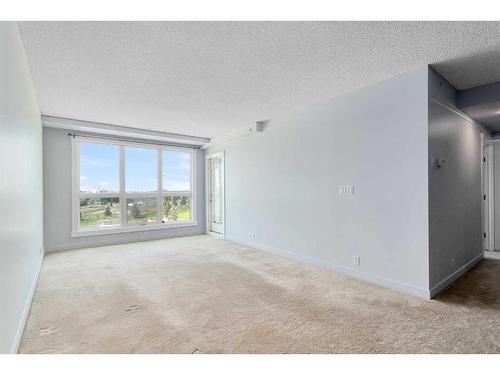 807-8710 Horton Road Sw, Calgary, AB - Indoor Photo Showing Other Room