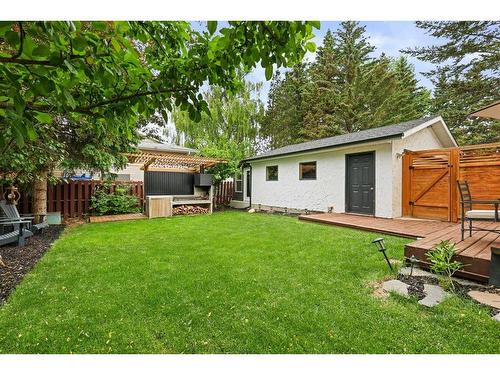 687 Cedarille Way Sw, Calgary, AB - Outdoor