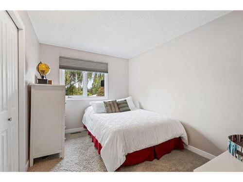 687 Cedarille Way Sw, Calgary, AB - Indoor Photo Showing Bedroom