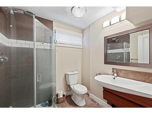 687 Cedarille Way Sw, Calgary, AB - Indoor Photo Showing Bathroom