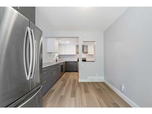 2217 23 Street Sw, Calgary, AB - Indoor Photo Showing Kitchen