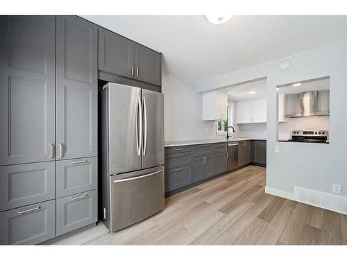 2217 23 Street Sw, Calgary, AB - Indoor Photo Showing Kitchen