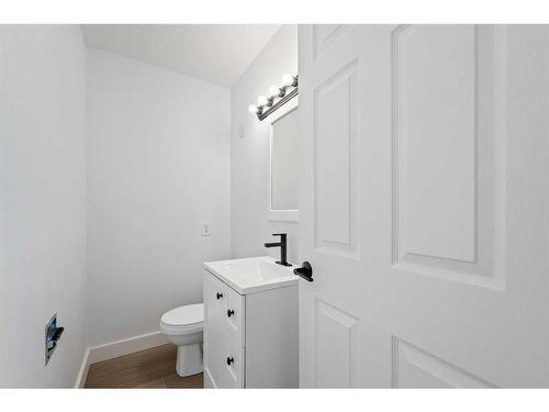 2217 23 Street Sw, Calgary, AB - Indoor Photo Showing Bathroom