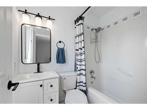 2217 23 Street Sw, Calgary, AB - Indoor Photo Showing Bathroom