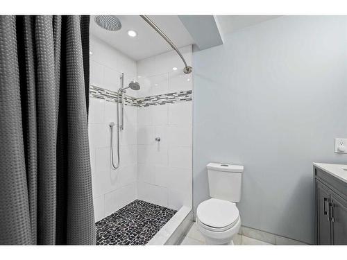 2217 23 Street Sw, Calgary, AB - Indoor Photo Showing Bathroom