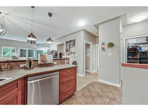 114-10 Discovery Ridge Close Sw, Calgary, AB - Indoor Photo Showing Kitchen