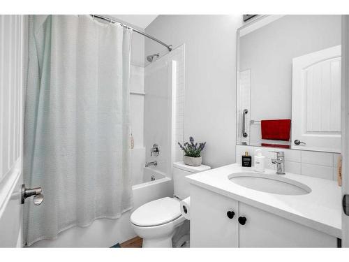 24 Legacy Glen Link Se, Calgary, AB - Indoor Photo Showing Bathroom