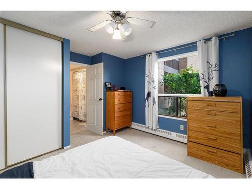 312-9800 Horton Road Sw, Calgary, AB - Indoor Photo Showing Bedroom