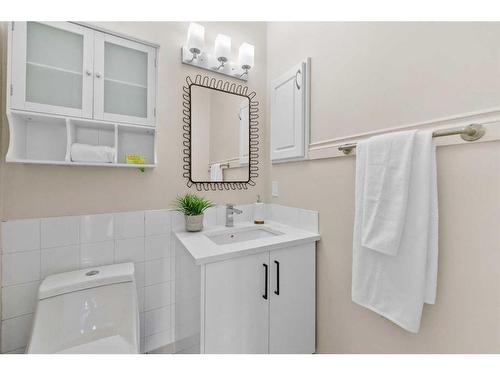 52 Woodmont Drive Sw, Calgary, AB - Indoor Photo Showing Bathroom