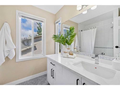 52 Woodmont Drive Sw, Calgary, AB - Indoor Photo Showing Bathroom