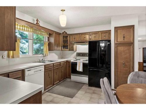 124 Oakhampton Place Sw, Calgary, AB - Indoor Photo Showing Kitchen With Double Sink