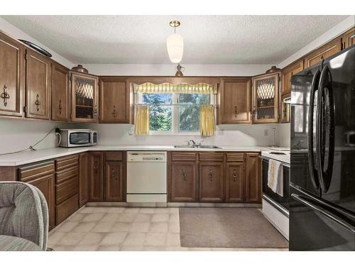 124 Oakhampton Place Sw, Calgary, AB - Indoor Photo Showing Kitchen With Double Sink