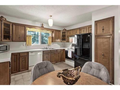 124 Oakhampton Place Sw, Calgary, AB - Indoor Photo Showing Kitchen