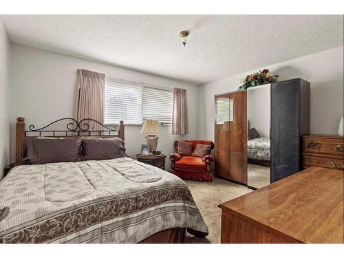 124 Oakhampton Place Sw, Calgary, AB - Indoor Photo Showing Bedroom