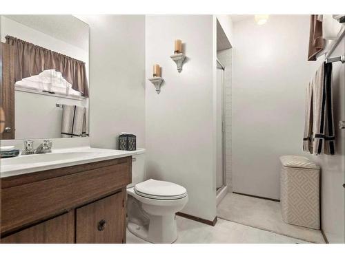 124 Oakhampton Place Sw, Calgary, AB - Indoor Photo Showing Bathroom
