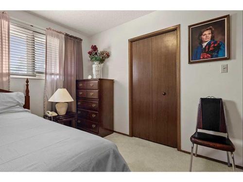 124 Oakhampton Place Sw, Calgary, AB - Indoor Photo Showing Bedroom