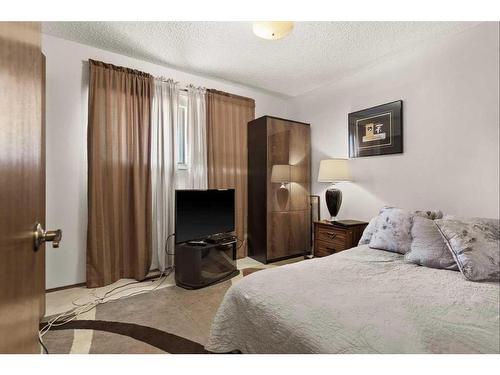 124 Oakhampton Place Sw, Calgary, AB - Indoor Photo Showing Bedroom