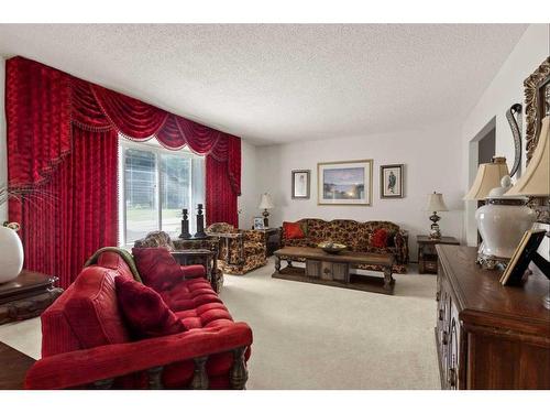 124 Oakhampton Place Sw, Calgary, AB - Indoor Photo Showing Living Room