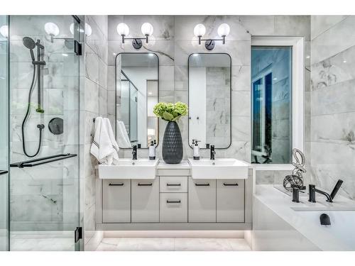 1404 22 Avenue Nw, Calgary, AB - Indoor Photo Showing Bathroom
