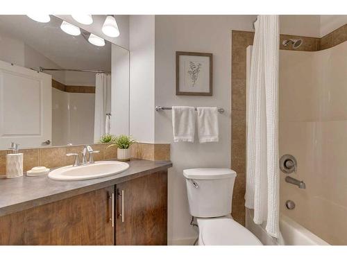 247-2727 28 Avenue Se, Calgary, AB - Indoor Photo Showing Bathroom