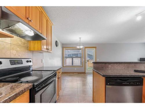 35 Saddleland Drive Ne, Calgary, AB - Indoor Photo Showing Kitchen