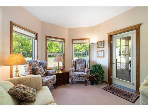 30306 Woodland Heights, Rural Rocky View County, AB - Indoor Photo Showing Living Room