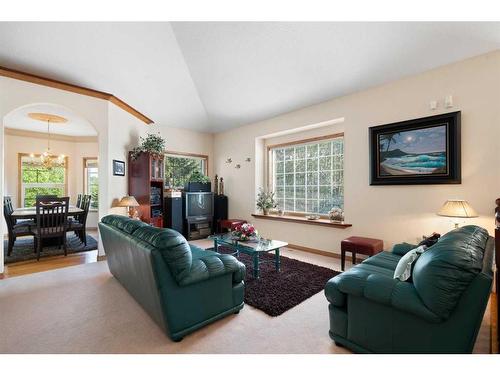 30306 Woodland Heights, Rural Rocky View County, AB - Indoor Photo Showing Living Room