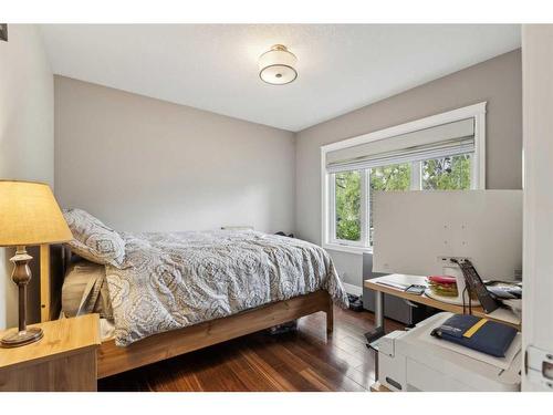 2526 19 Street Sw, Calgary, AB - Indoor Photo Showing Bedroom