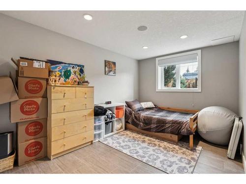 2526 19 Street Sw, Calgary, AB - Indoor Photo Showing Bedroom