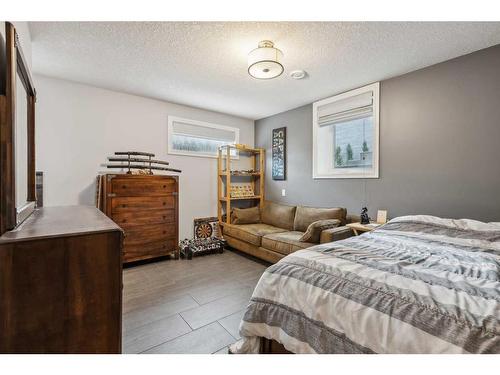 2526 19 Street Sw, Calgary, AB - Indoor Photo Showing Bedroom