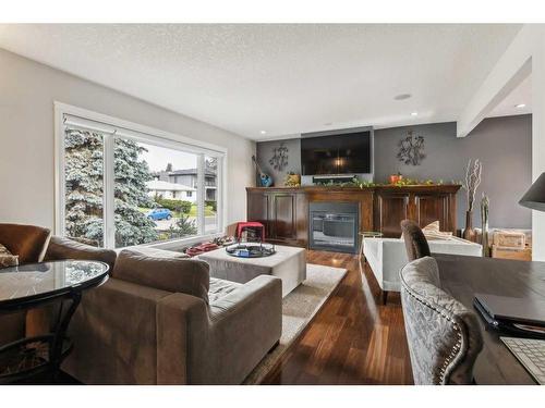 2526 19 Street Sw, Calgary, AB - Indoor Photo Showing Living Room