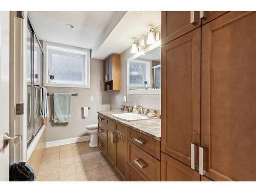 2526 19 Street Sw, Calgary, AB - Indoor Photo Showing Bathroom