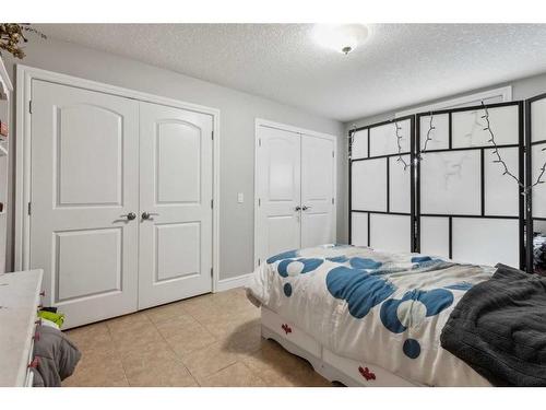 2526 19 Street Sw, Calgary, AB - Indoor Photo Showing Bedroom