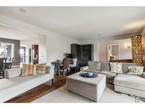 2526 19 Street Sw, Calgary, AB - Indoor Photo Showing Living Room