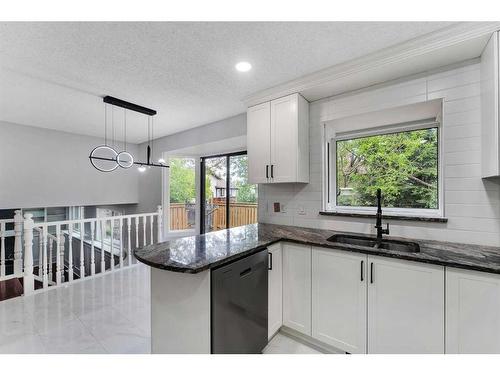 47 Whiteram Court, Calgary, AB - Indoor Photo Showing Kitchen With Double Sink