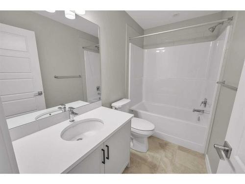33 Hotchkiss Lane Se, Calgary, AB - Indoor Photo Showing Bathroom
