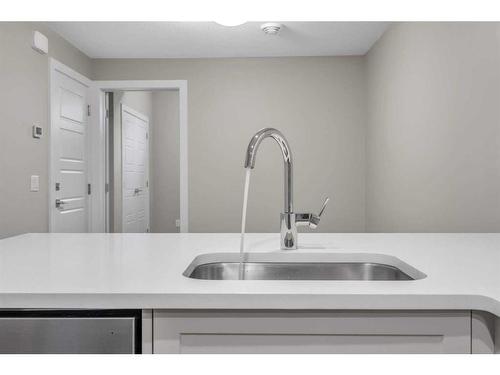 33 Hotchkiss Lane Se, Calgary, AB - Indoor Photo Showing Kitchen