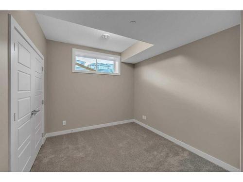 33 Hotchkiss Lane Se, Calgary, AB - Indoor