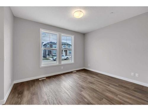 33 Hotchkiss Lane Se, Calgary, AB - Indoor Photo Showing Other Room