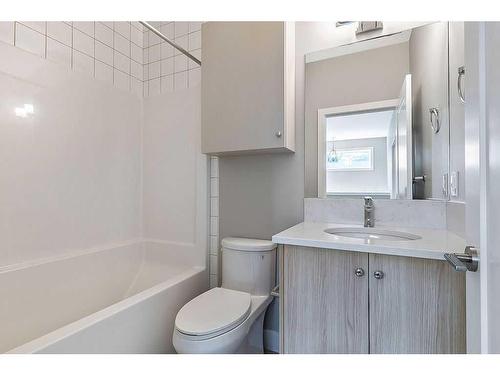 339 & 341 Hendon Drive Nw, Calgary, AB - Indoor Photo Showing Bathroom