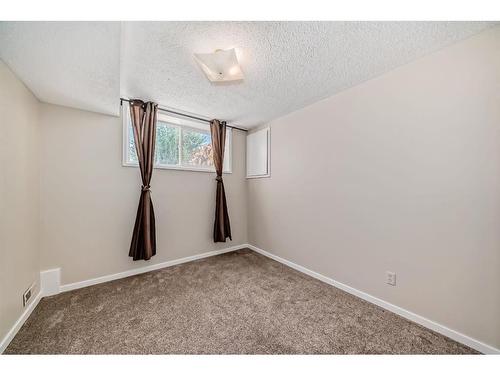 6136 Beaver Dam Way Ne, Calgary, AB - Indoor Photo Showing Bathroom