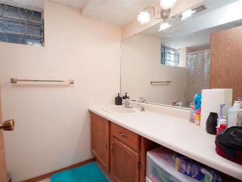 95 Castleridge Close Ne, Calgary, AB - Indoor Photo Showing Bathroom