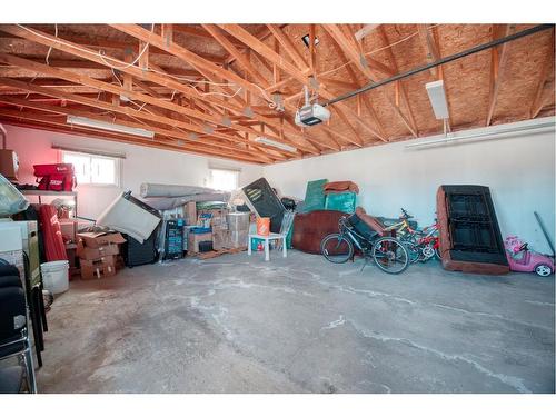 95 Castleridge Close Ne, Calgary, AB - Indoor Photo Showing Garage