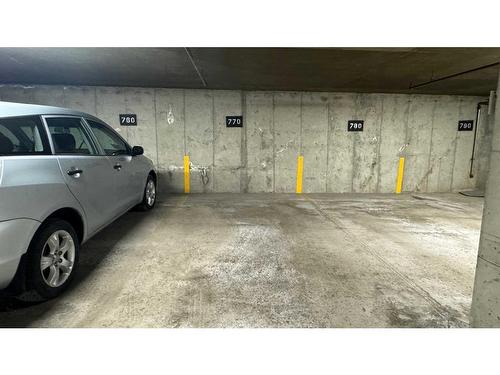 304-535 10 Avenue Sw, Calgary, AB - Indoor Photo Showing Garage