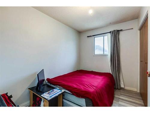 7916 47 Avenue Nw, Calgary, AB - Indoor Photo Showing Bedroom