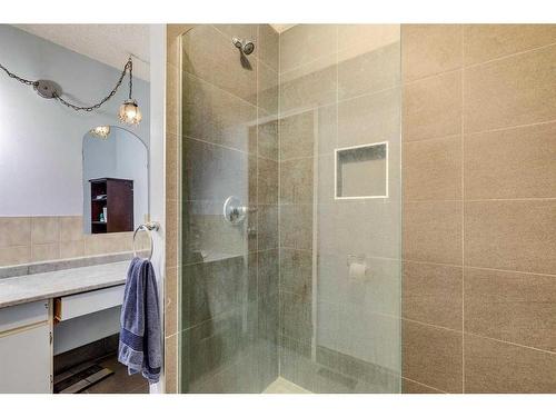 7916 47 Avenue Nw, Calgary, AB - Indoor Photo Showing Bathroom