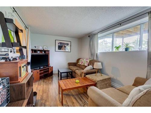 7916 47 Avenue Nw, Calgary, AB - Indoor Photo Showing Living Room