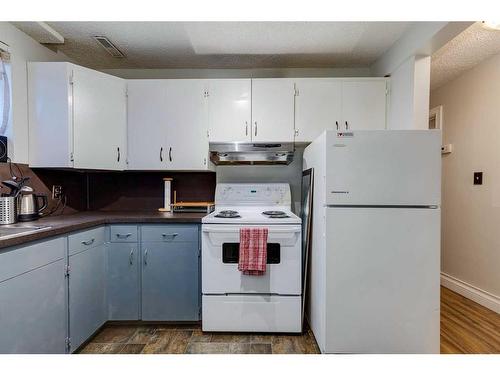 7916 47 Avenue Nw, Calgary, AB - Indoor Photo Showing Kitchen