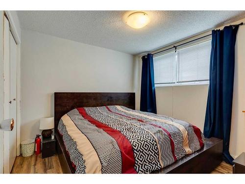 7916 47 Avenue Nw, Calgary, AB - Indoor Photo Showing Bedroom