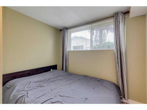 7916 47 Avenue Nw, Calgary, AB - Indoor Photo Showing Bedroom